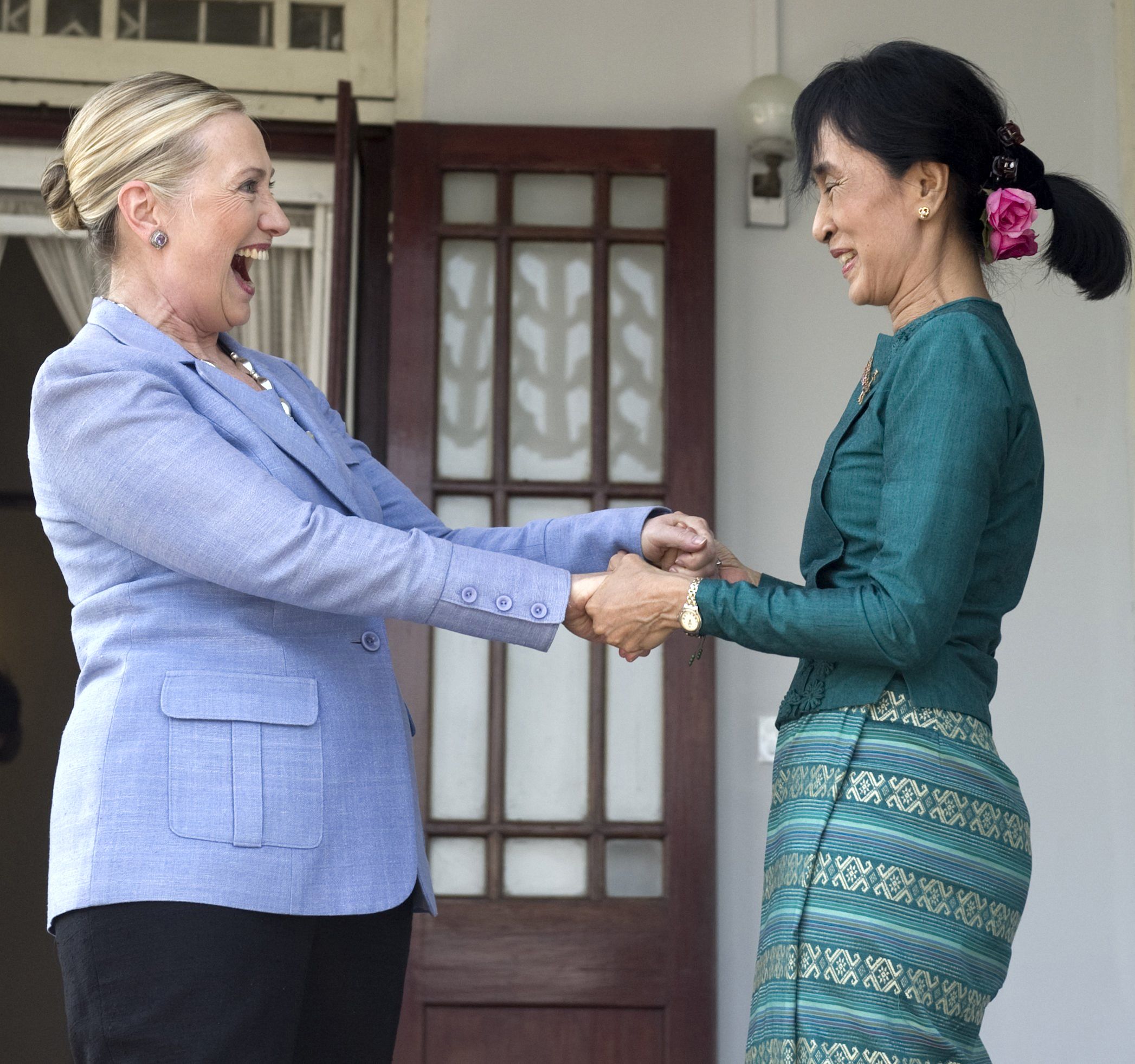 Nobel da paz Aung San Suu Kyi (D) se encontra com Secretária de estado dos EUA Hillary Clinton em Mianmar | TOPSHOTS AFP PHOTO / POOL / Saul LOEB