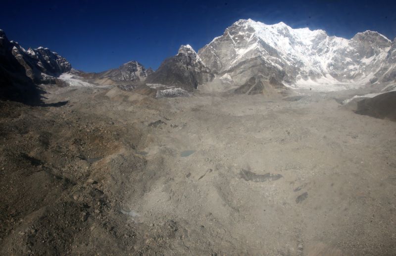 Neve dá lugar à areia em região próxima ao Monte Everest, no Himalaia: efeito das mudanças climáticas | Prakash Mathema/AFP