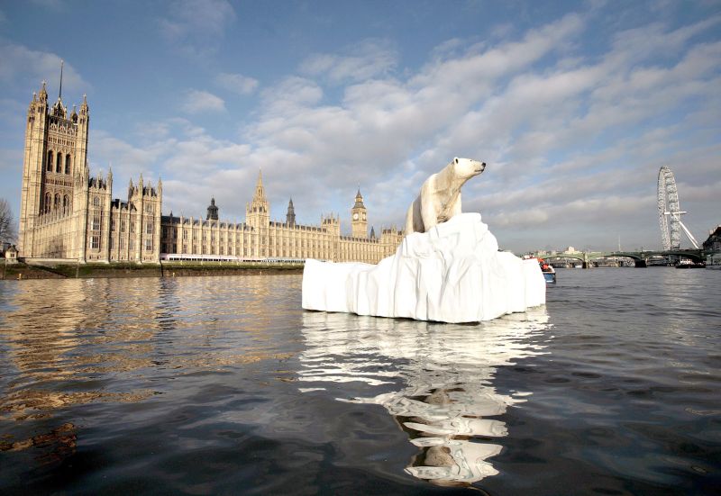 Protesto de ambientalistas contra o aquecimento global mostra escultura com urso polar sobre um iceberg, no Rio Tâmisa, em Londres | Shaun Curry/AFP