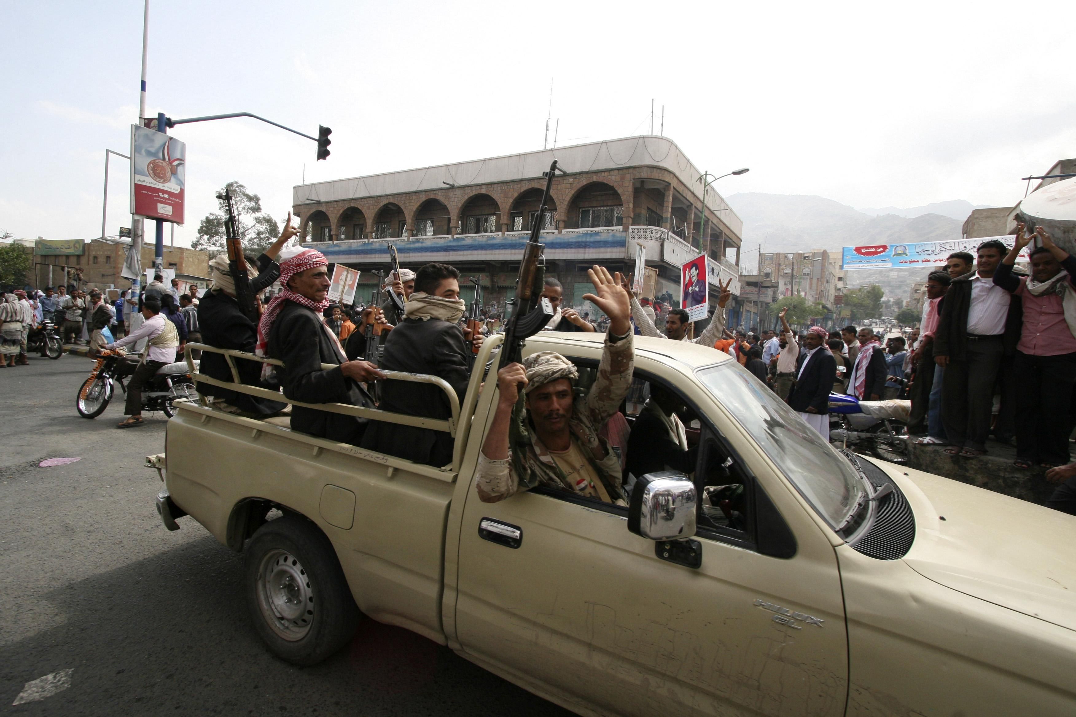 Combatentes da oposição patrulham as ruas durante confrontos com as forças do governo em Taiz, no Iêmen | REUTERS/ Stringer