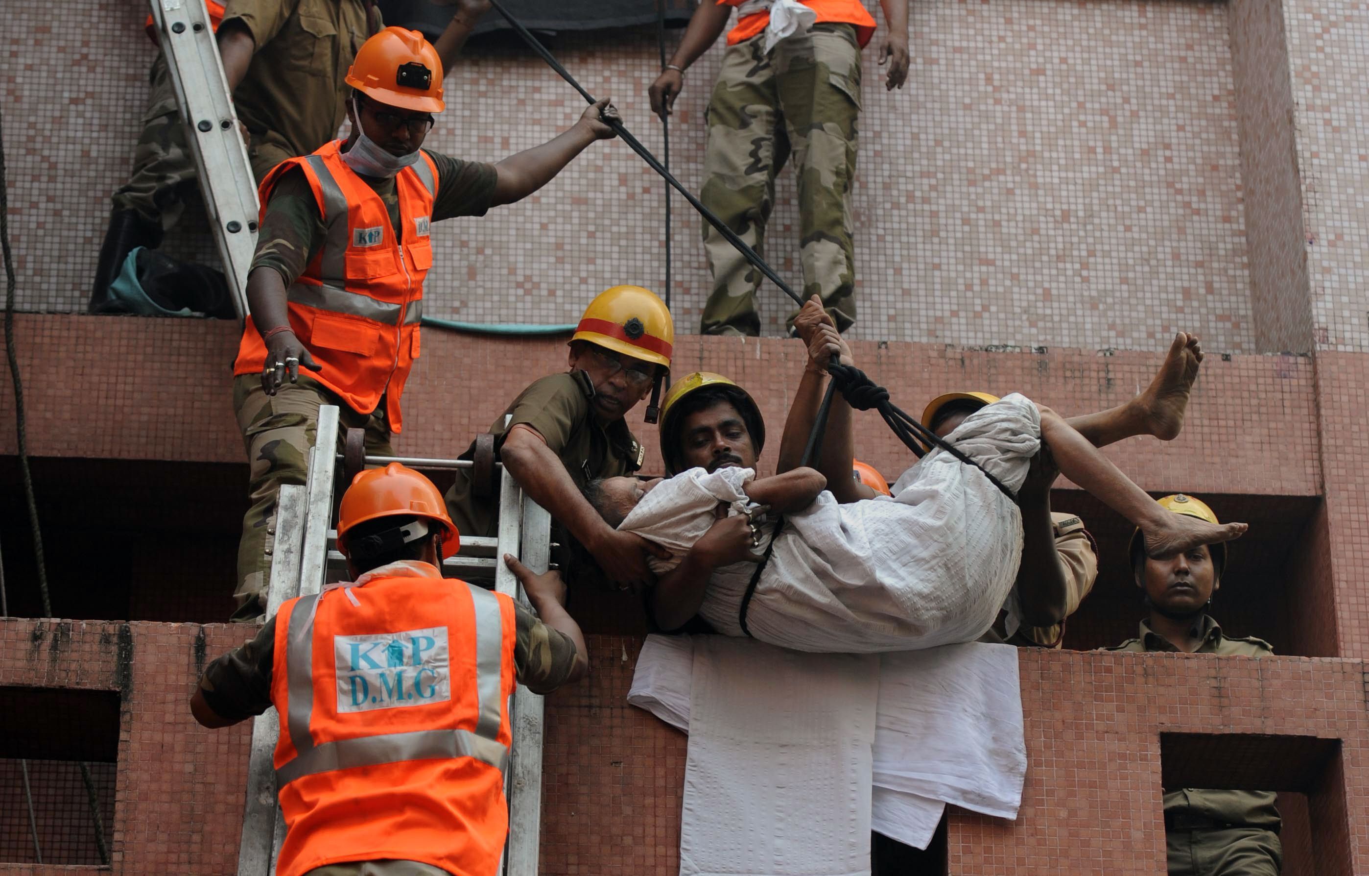 Bombeiros resgatam pacientes em hospital de calcutá, na Índia | TOPSHOTS AFP PHOTO/STR