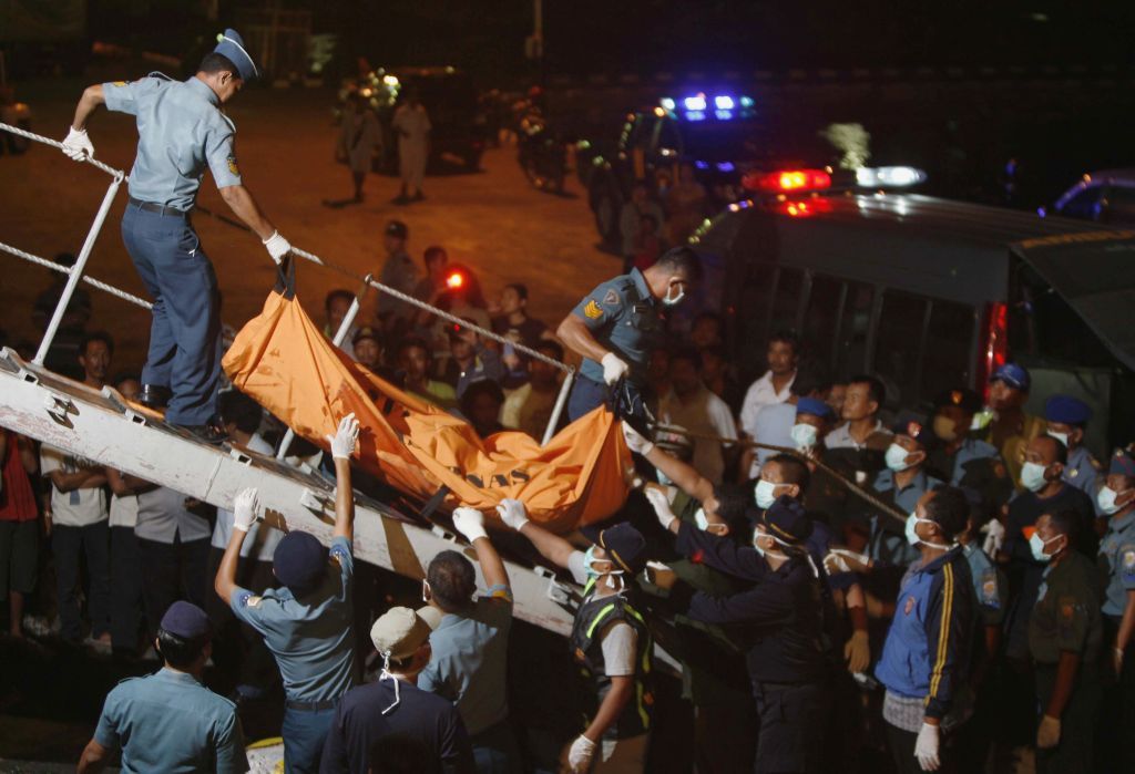 Soldados e voluntários carregam corpos das vítimas do naufrágio | Reuters