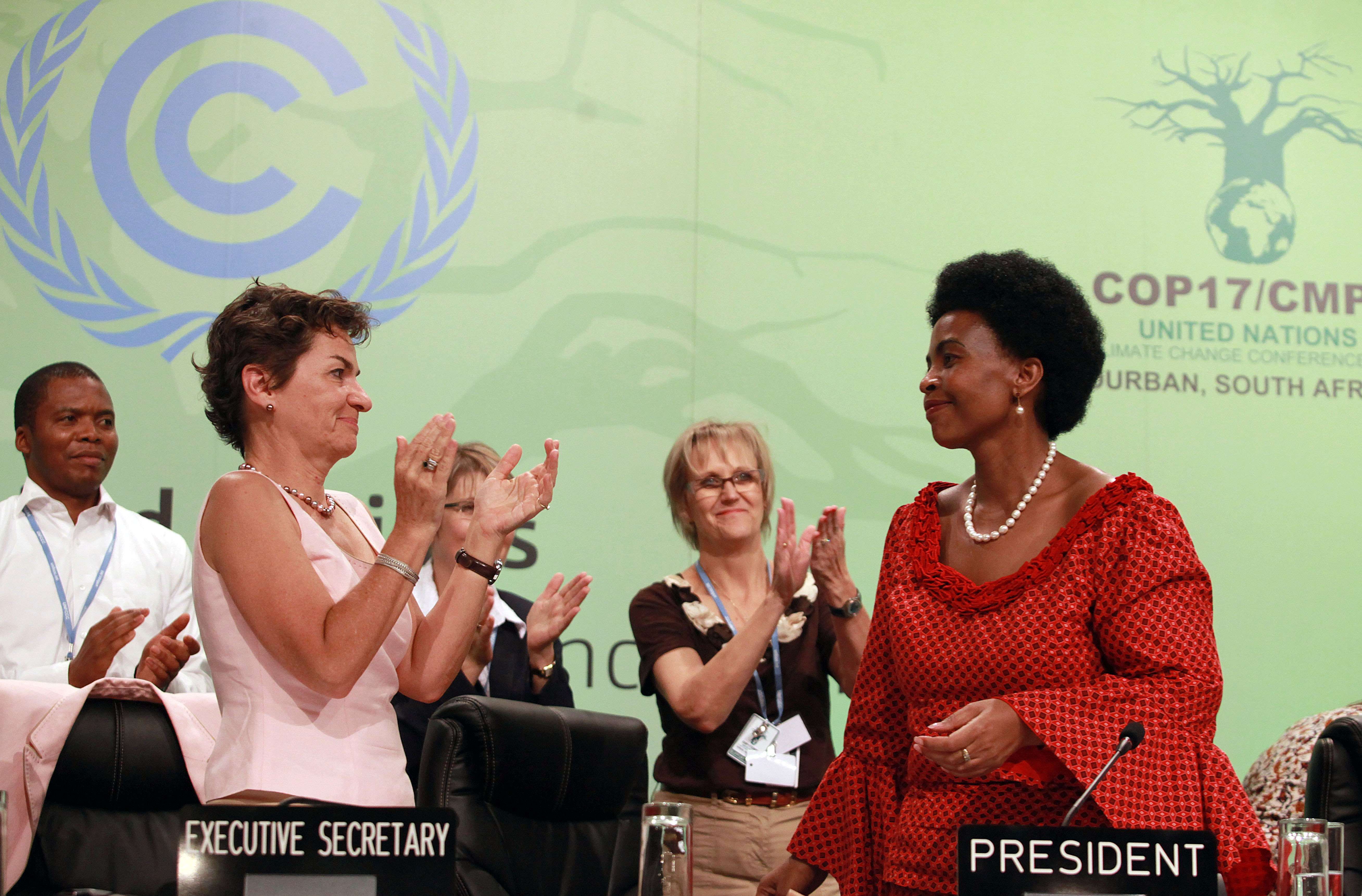 Presidente da COP-17, Maite Nkoana-Mashabane, é aplaudida em pé por fechamento de acordo, em Durban, na África do Sul | AFP PHOTO / RAJESH JANTILAL