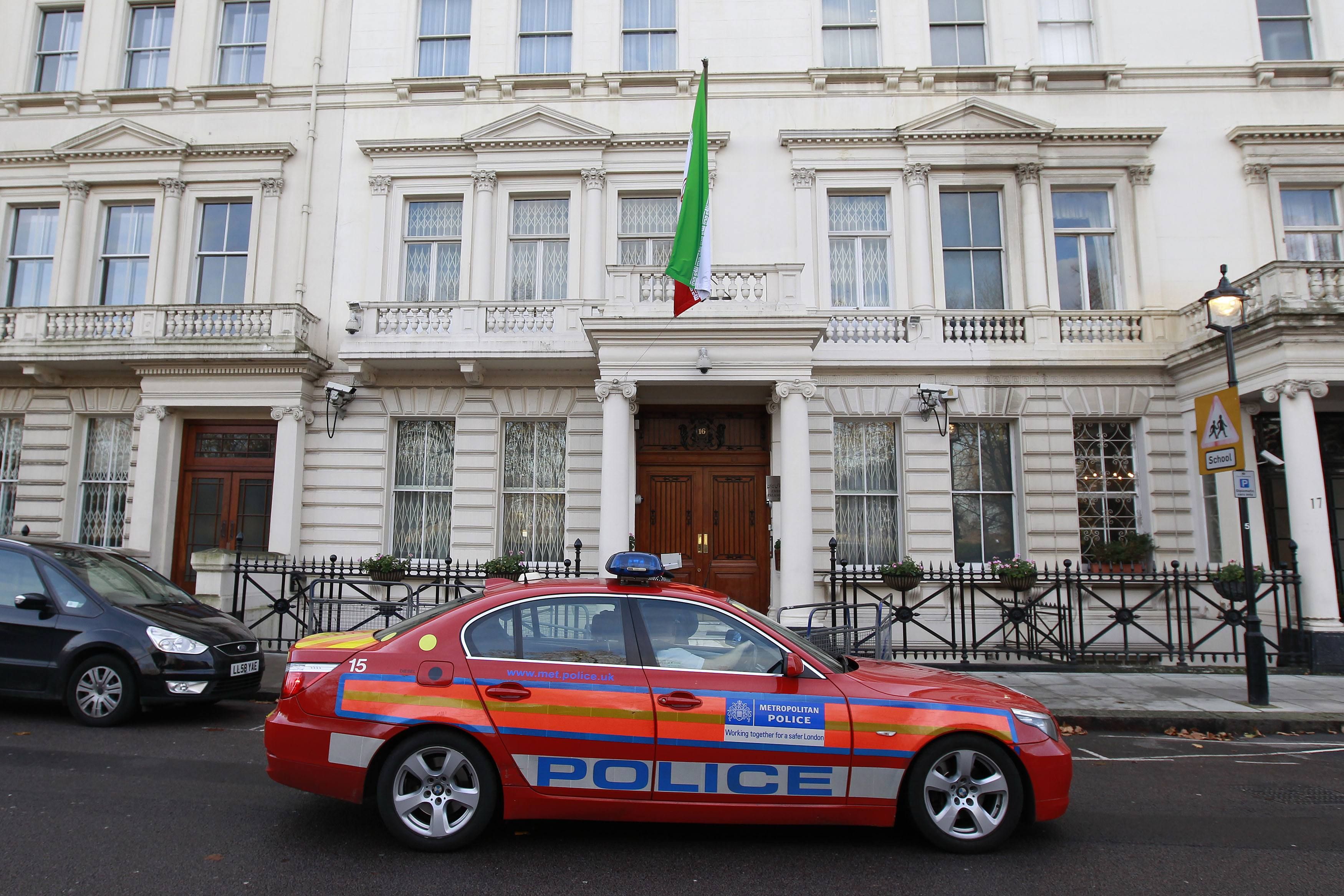 Carro de polícia é visto em frente à embaixada do Irã em Londresnesta quinta-feira | REUTERS/Stefan Wermuth