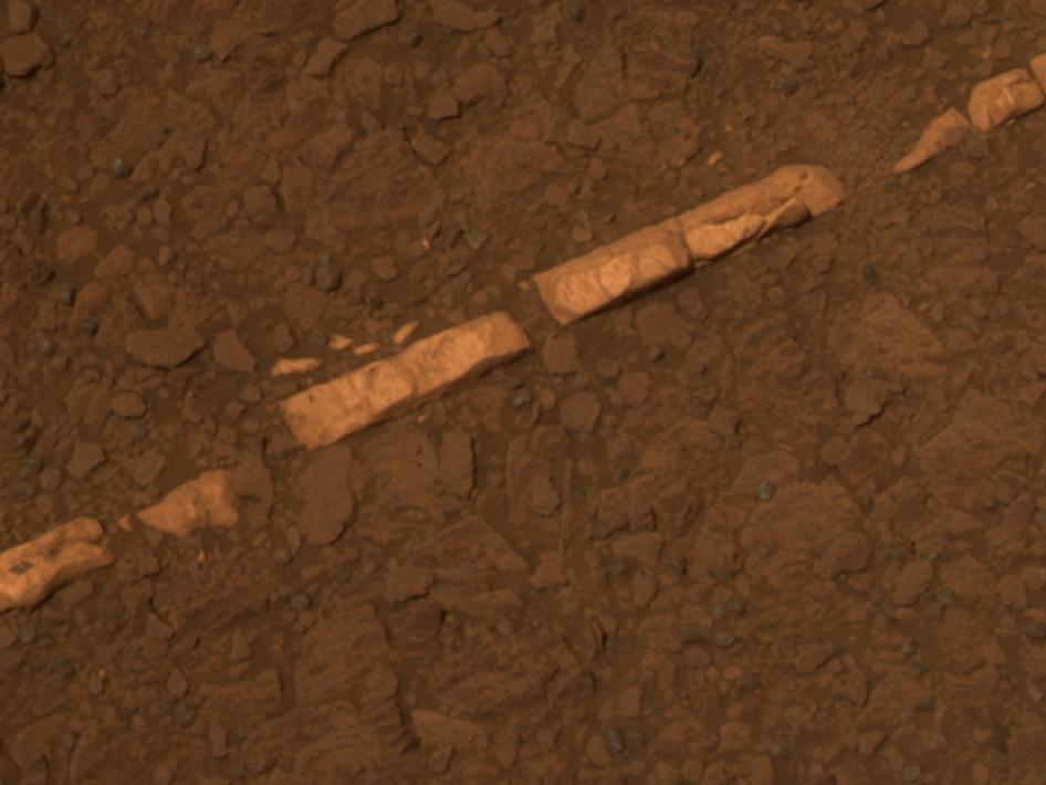 O veio encontrado pelo Opportunity tem cerca de 2 centímetros de largura, 50 centímetros de comprimento e forma uma leve protuberância no leito de pedras | Divulgação/Nasa