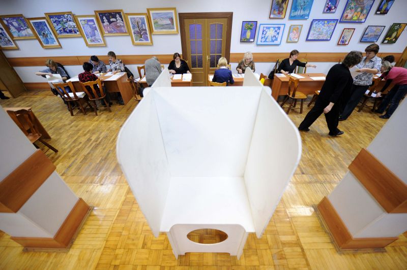 Membros de uma comissão de votação em Moscou: porcentual necessário para se aprovar mudanças na constituição é de dois terços | Kirill Kudryavtsev /Afp