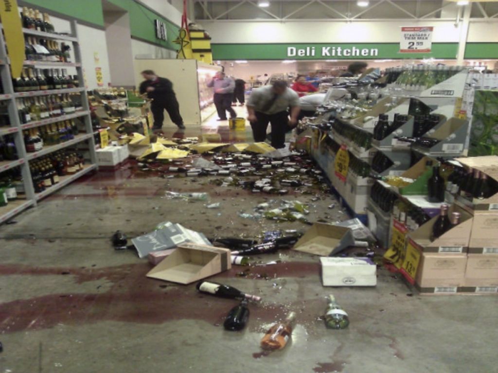 Equipe de supermercado em Christchurch limpa estragos causados por terremoto | Reuters