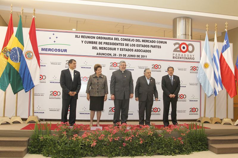 Presidentes e representantes dos países do Mercosul em foto oficial na reunião de cúpula realizada em junho: mesmo com discurso de integração, é difícil acertar os ponteiros na economia | Roberto Stuckert Filho/Presidência da República