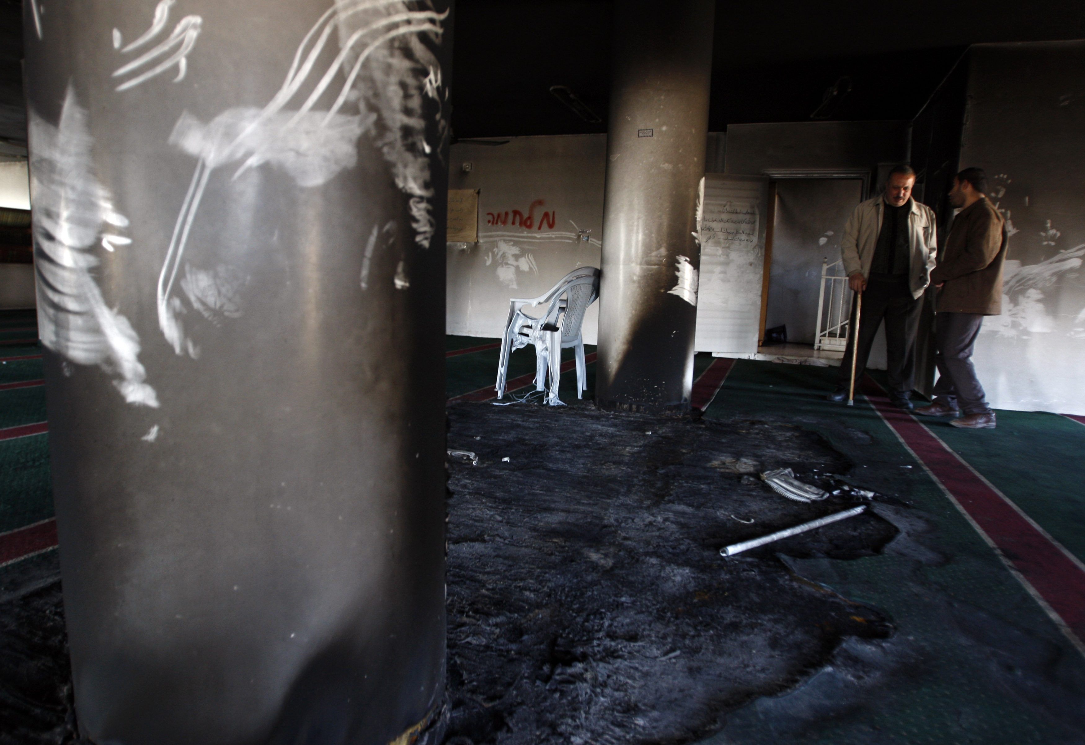 Palestinos verificam mesquita incendiada na Cisjordânia no vilarejo de Burka | REUTERS/Mohamad Torokman