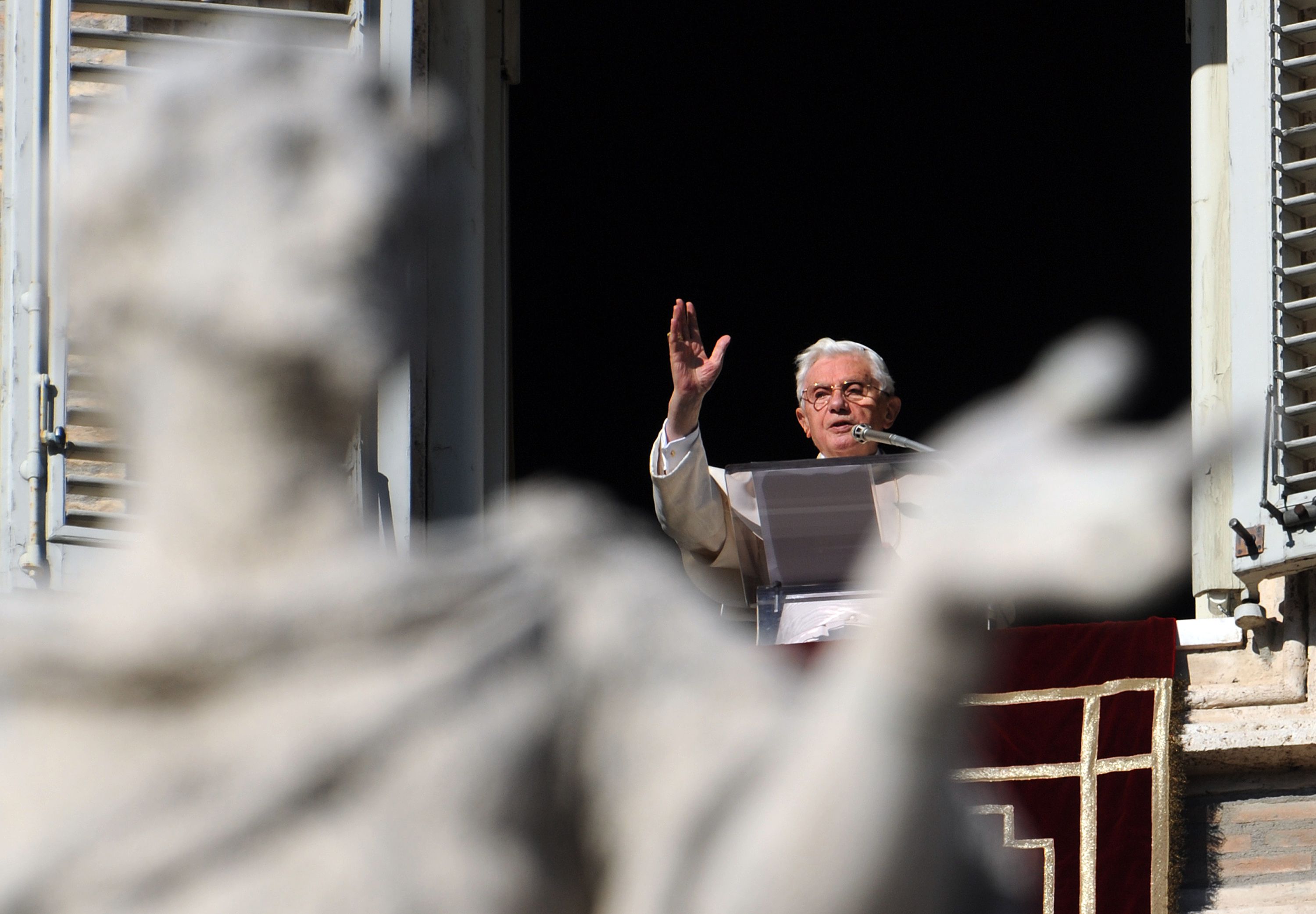 Papa Bento XVI fala na Praça São Pedro no Vaticano | AFP PHOTO / GABRIEL BOUYS