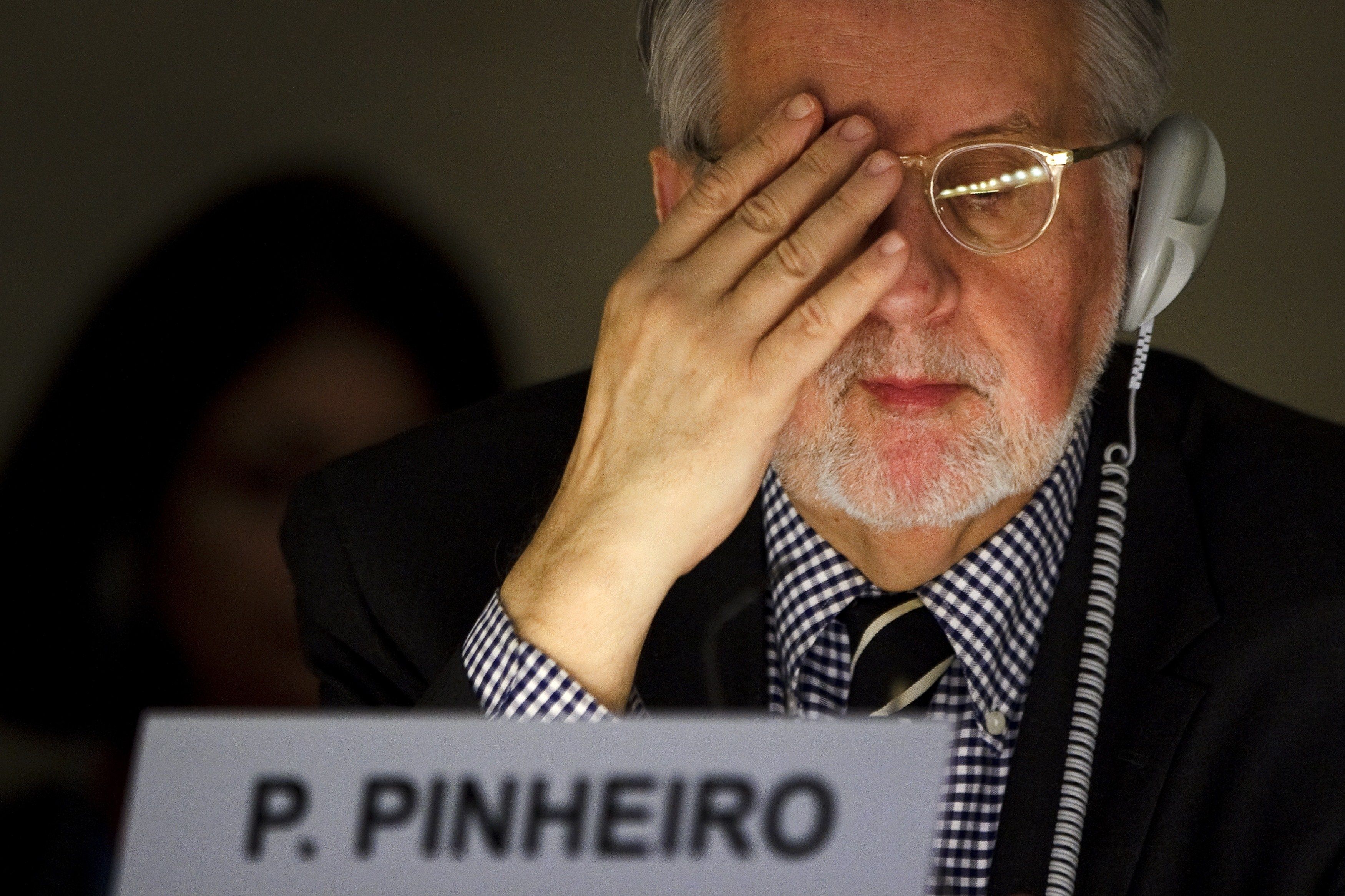 Paulo Pinheiro, do Conselho de Direitos Humanos da ONu, divulga número de mortes de crianças na Síria durante sessão especial em Genebra | AFP PHOTO / FABRICE COFFRINI