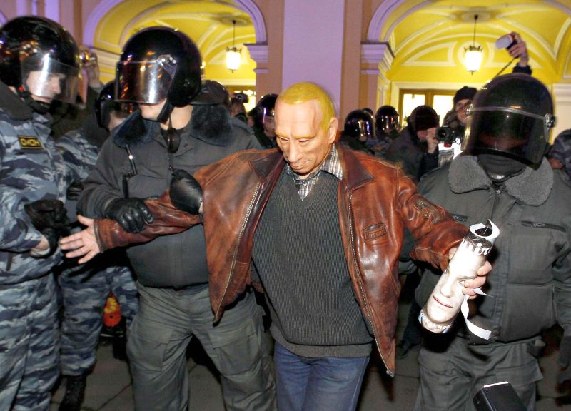 Polícia russa prende manifestante com máscara de Vladimir Putin | Alexander Demianchuk/Reuters