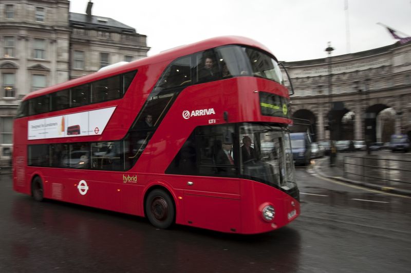 A versão moderna do ônibus foi apresentada na sexta-feira. Ele também tem uma plataforma traseira aberta para o embarque | AFP PHOTO / BEN STANSALL