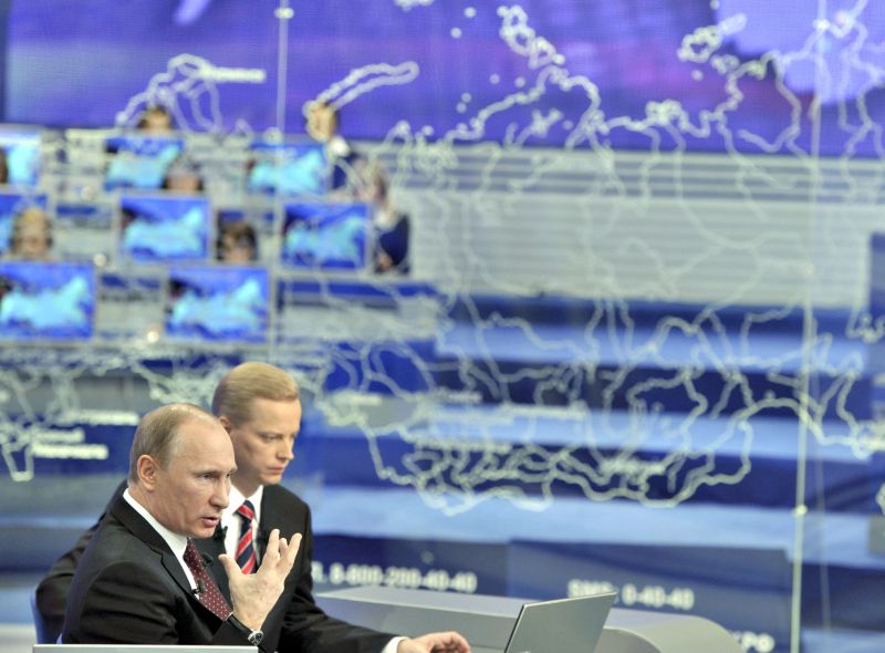 Putin (à esq.) gesticula durante entrevista na tevê, a primeira desde as manifestações de sábado | Alexei Nikolsky/Reuters