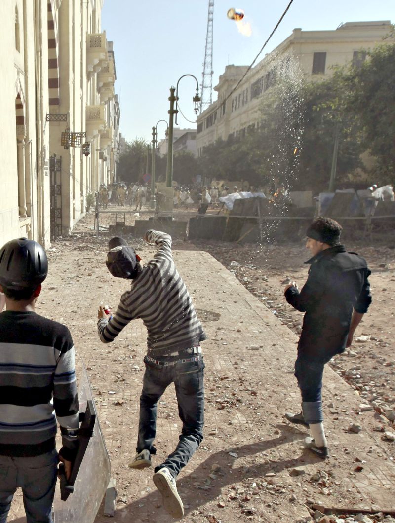 Manifestante atira coquetel Molotov em soldados do Exército egípcio | Reuters/ Amr Abdallah Dalsh