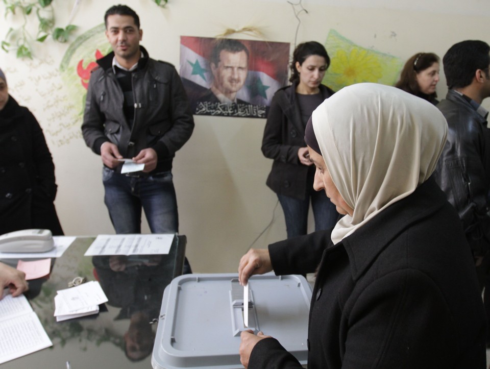 Sírios votam para eleger os representantes dos conselhos de administração local nesta segunda-feira | AFP PHOTO/LOUAI BESHARA