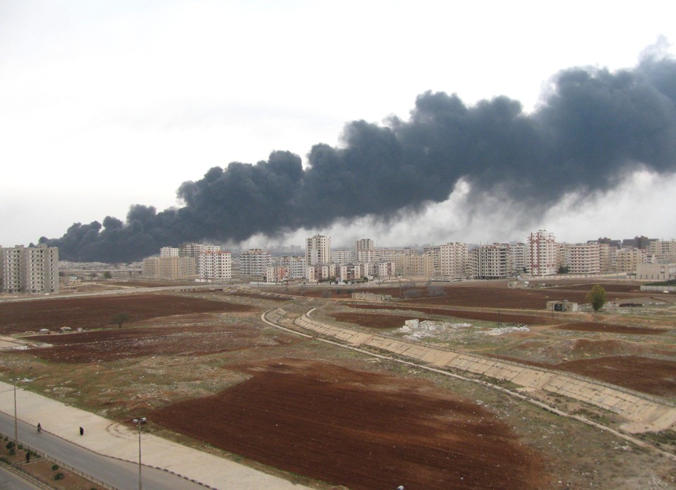 Fumaça preta é vista de refinaria em Homs, que foi atacada | REUTERS/SANA/Handout