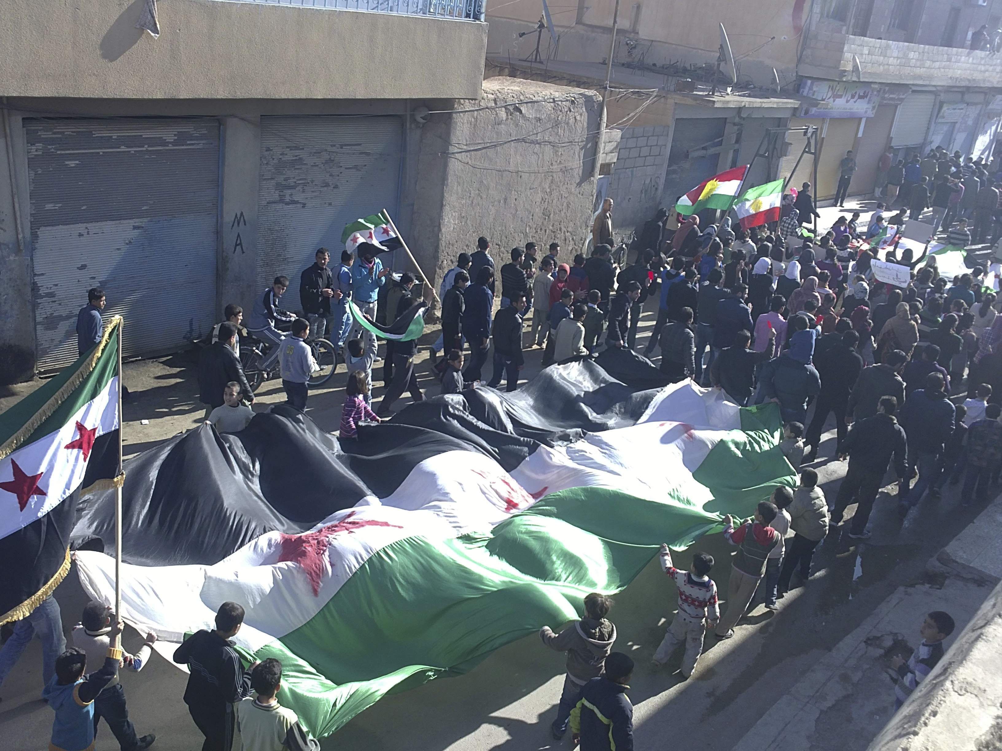 Manifestantes protestam contra presidente da Síria em Homs | REUTERS/Handout
