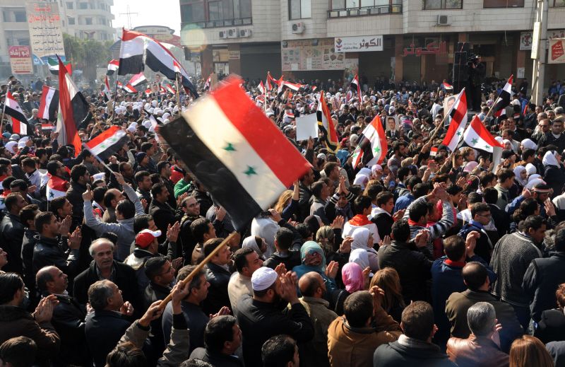 Pessoas vão às ruas em Damasco para dar apoio ao presidente Bashar al-Assad: país está em guerra civil, segundo autoridade da ONU | Sana/AFP