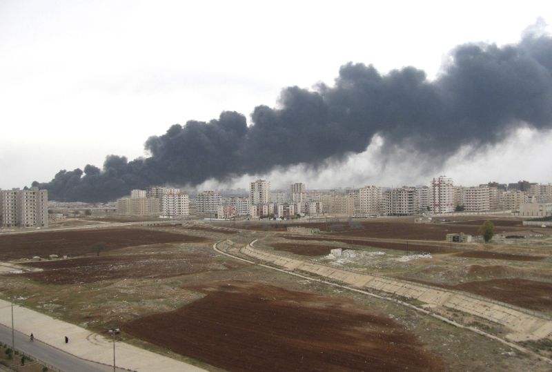 Fumaça preta sai de refinaria na cidade de Homs: atentado "terrorista", segundo o governo do país | Sana/AFP