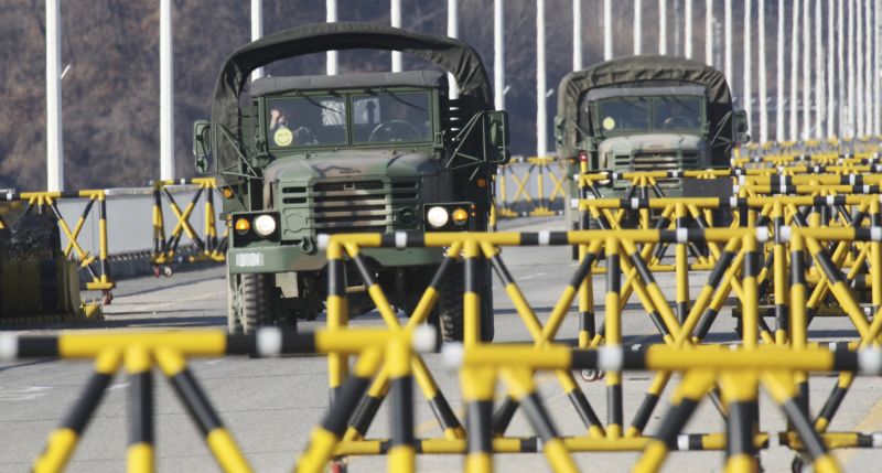 Veículos militares da Coreia do Sul se movimentam em uma zona desmilitarizada na fronteira com a Coreia do Norte | REUTERS/Lim Byong-Sik/Yonhap