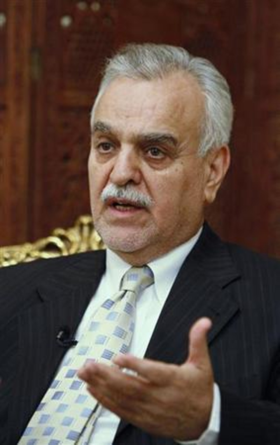 Vice-presidente do Iraque, Tareq al-Hashemi, conversa com a Reuters durante entrevista em Bagdá, em junho | REUTERS/Saad Shalash