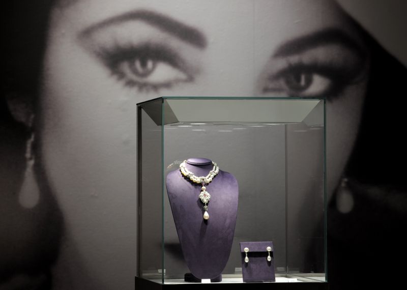 Jóias de Elizabeth Taylor são expostas em um preview na joalheria Christies, em Nova York | Stan Honda/AFP