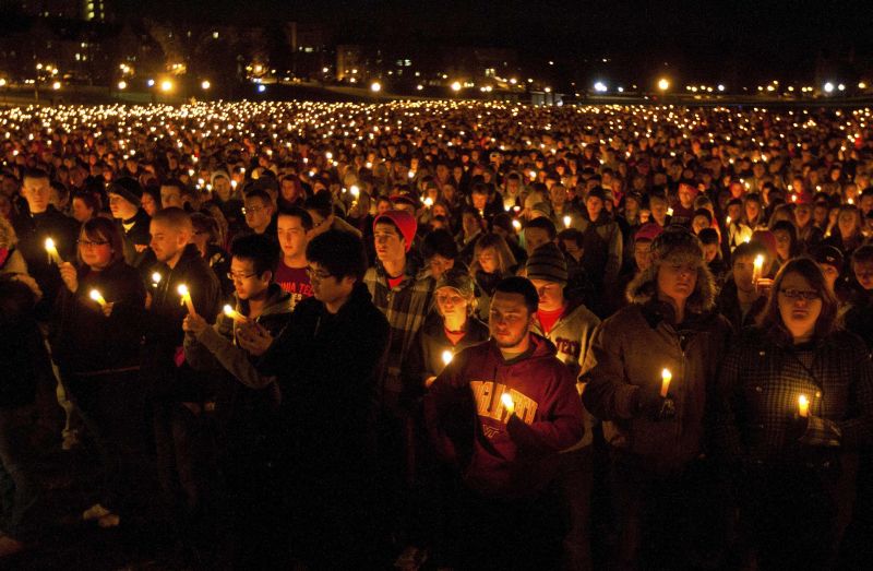Estudantes homenagearam o policial morto por atirador no câmpus da universidade Virginia Tech | Chris Keane/Reuters