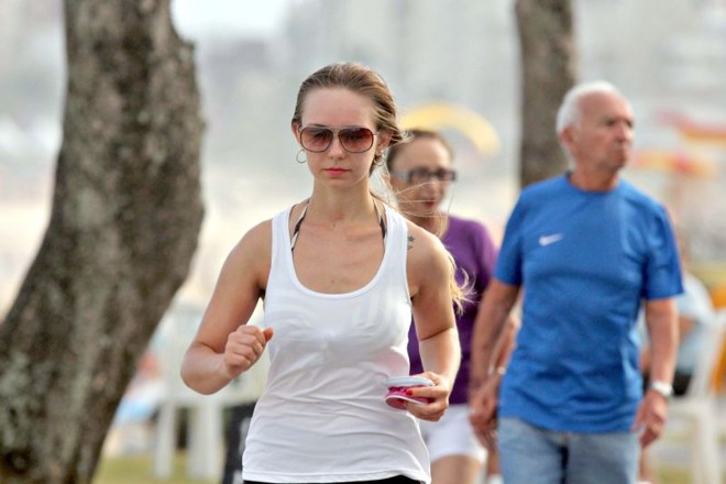 A designer Flávia Carolina Zinher, de 20 anos, aproveita para por a corrida em dia |