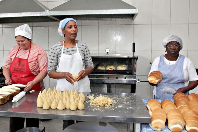 Panificadora Comunitária da Vila Verde é tocada a três mãos por Antônia, Neli e Luzia |