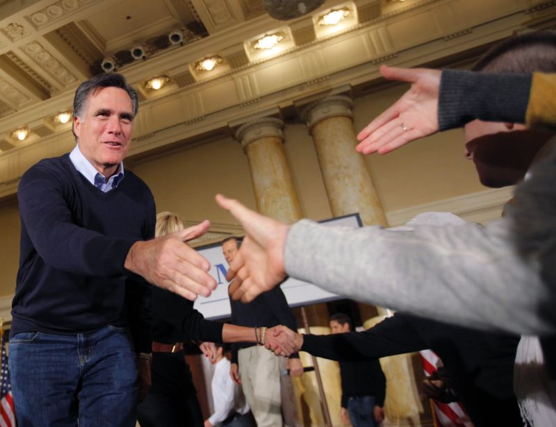 Ex-governador de Massachusetts, Mitt Romney, cumprimenta eleitores e aparece empatado com Ron Paul nas pesquisas de intenção de voto | Brian Snyder/Reuters