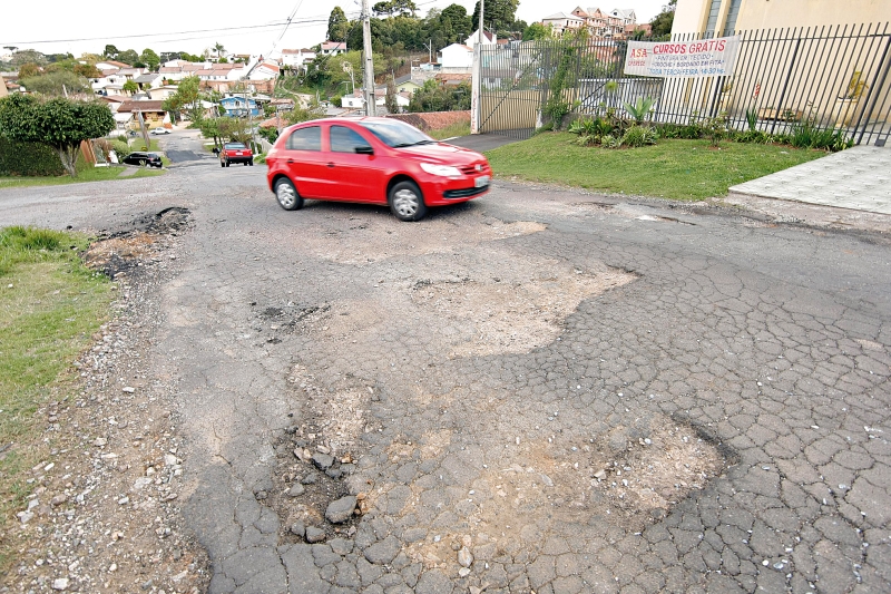 Buracos de rua: estratégia para votos fáceis. | Albari Rosa/ Gazeta do Povo