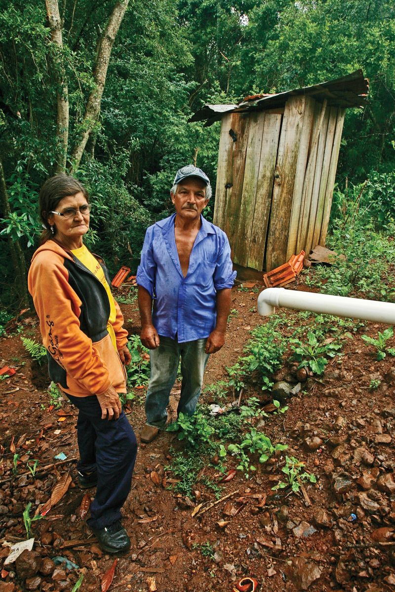 Geraldino e Alzira vivem em uma pequena casa de madeira sem banheiro. Eles têm de usar um vaso sanitário improvisado com um buraco cavado na terra | Hugo Harada/ Gazeta do Povo