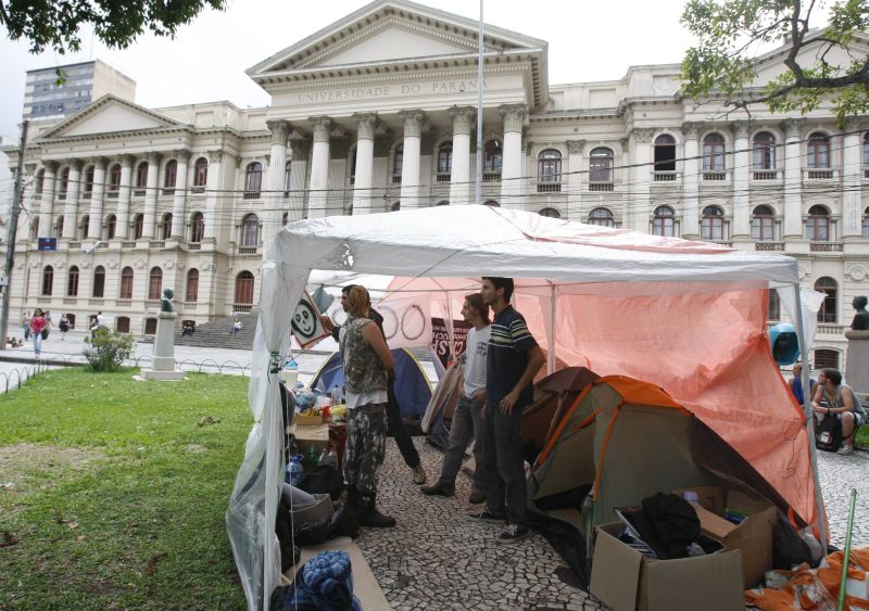 Acampados na Praça Santos Andrade, manifestantes protestam contra o capitalismo | Jonathan Campos/Gazeta do Povo