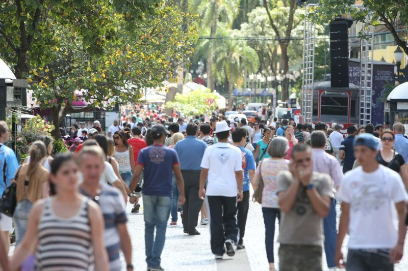 Paraná terá duas bases de dados para ajudar comerciantes a decidir na hora de conceder crédito a clientes | Ivonaldo Alexandre/ Gazeta do Povo