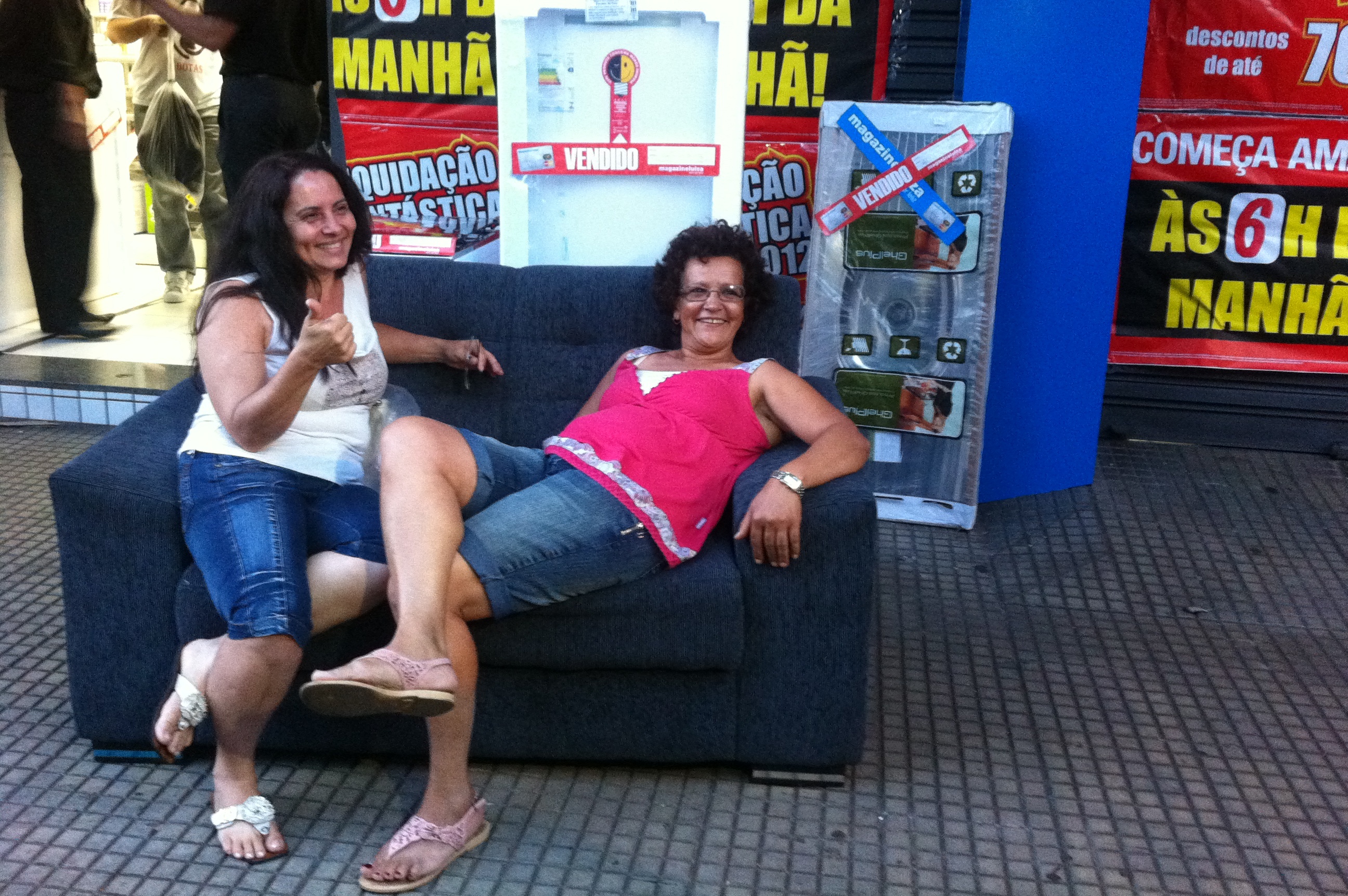 Antônia Galvão e a amiga Ana Lúcia de Santana aguardavam desde as 17 horas de quarta-feira na fila | Fábio Guillen / Gazeta Maringá