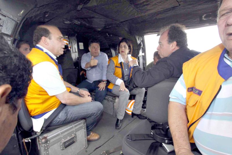 Bezerra (dir.) em helicóptero para vistoriar enchentes no Rio, acompanhado de Rosinha e Anthony Garotinho (ao fundo) | Antonio Cruz/Folha da Manhã