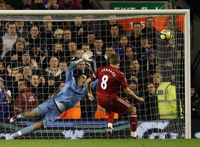 Gerrard chuta para marcar, de pênalti, um dos gols no Liverpool na vitória sobre o Oldham | Phil Noble / Reuters