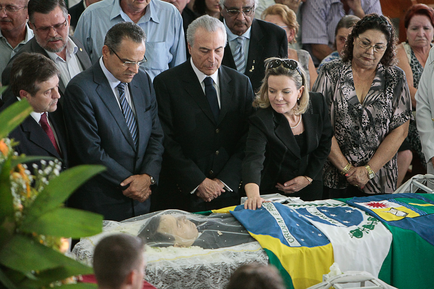 O presidente em exercício, Michel Temer (de terno preto no centro da imagem), foi ao velório de Micheletto acompanhado do ministro da Agricultura, Mendes Ribeiro (esquerda), e da ministra da Casa Civil, Gleisi Hoffmann (direita) | Cesar Machado/Valepress