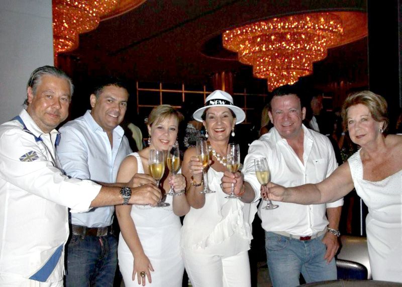 A festa de réveillon no icônico Hotel Fontainebleau de Miami reuniu um grupo de curitibanos que se encontraram lá por acaso: o arquiteto Eduardo Mourão (à esq.), sua mãe Elizabeth Mourão (à dir.) e sua irmã, a médica Beta Mourão, juntaram-se ao artista plástico Eleutherio Netto, ao médico Eliseu Portugal e à empresária Solange Elias (de chapéu), que estavam hospedados no hotel | Tom Andrews