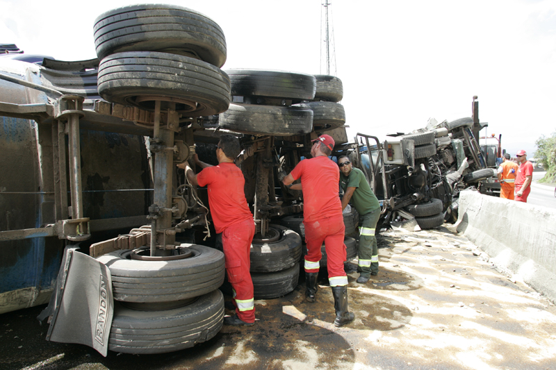 A BR-277 chegou a ficar parcialmente interditada por causa do tombamento de uma carreta carregada com óleo vegetal | Marco André Lima/Gazeta do Povo