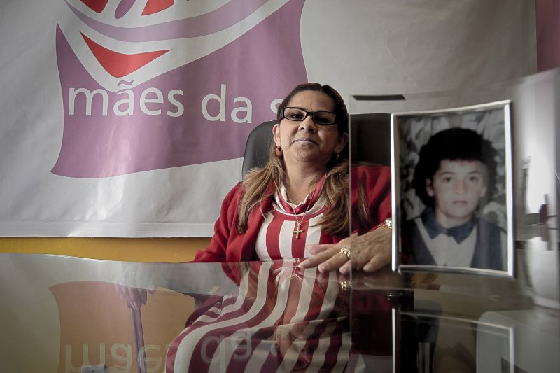 Ivanise Esperidião da Silva, fundadora da Associação Mães da Sé, ao lado da foto de Fabiana: O que mais revolta é saber que o país tem um cadastro atualizado e eficiente de veículos roubados, mas não há nada em relação às pessoas que desaparecem | Rubens Cavallari/Folhapress