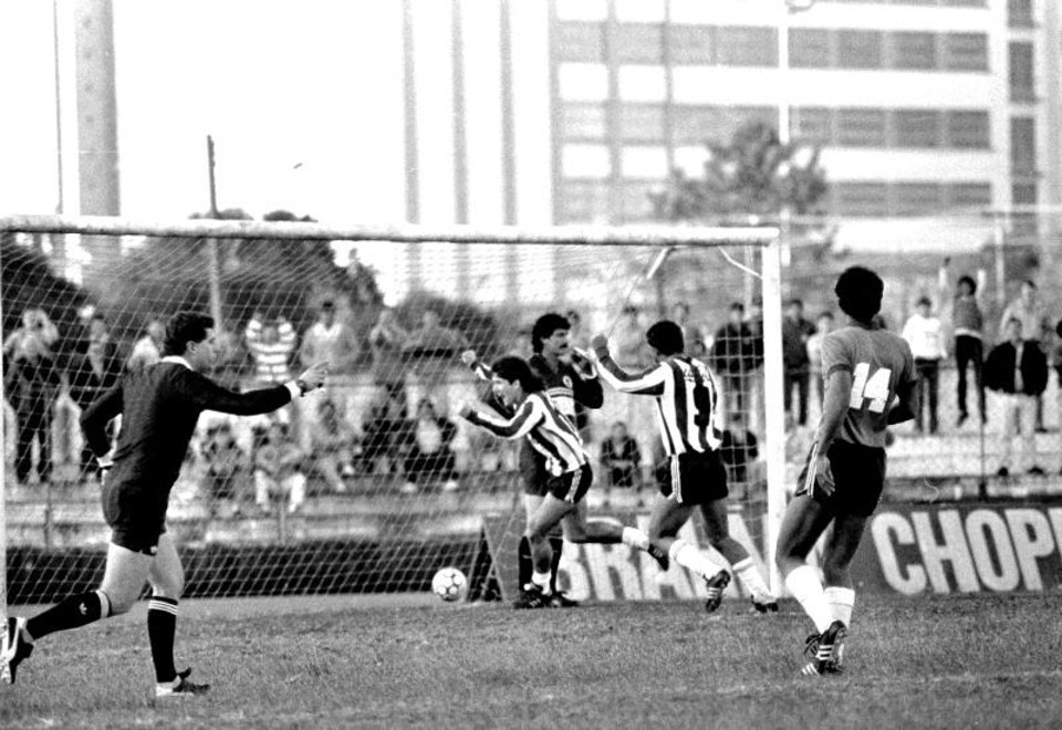 Roberto Gaúcho marca o gol do Coritiba. Na foto, que ilustrou a edição da Gazeta naquele dia, estão Chicão, Ariomar (14) e o goleiro  Joceli | Arquivo/ Gazeta do Povo