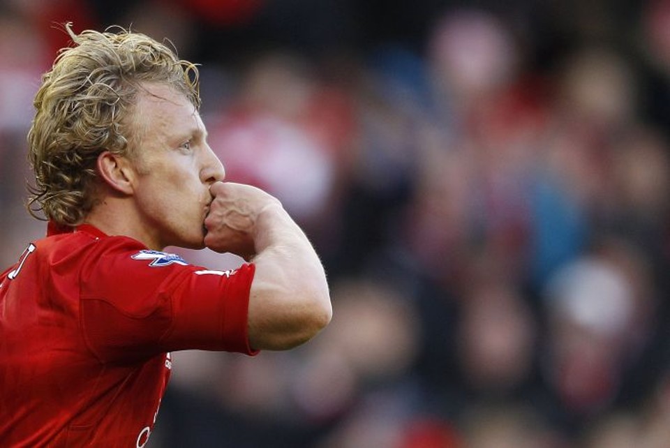 Liverpool despacha segundo time de Manchester em uma semana O holandês Dirk Kuyt celebra o gol da classificação do Liverpool, marcado aos 43 minutos do segundo tempo | Darren Staples/Reuters