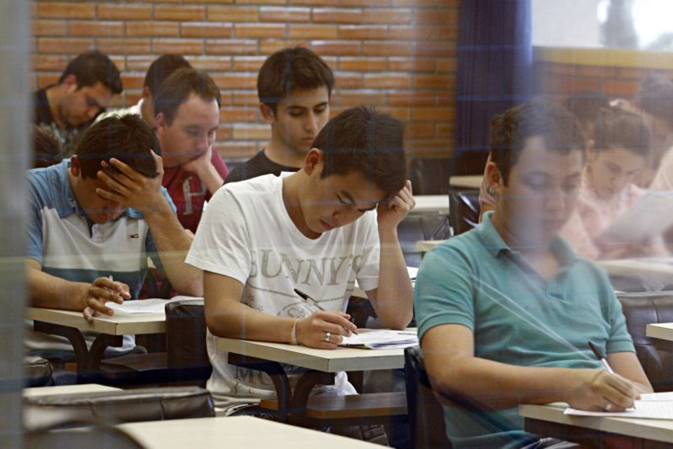 Em outubro do ano passado, alunos durante as provas do Enem: discussão sobre revisão das notas da redação chega à Justiça | Felipe rosa/Gazeta do Povo