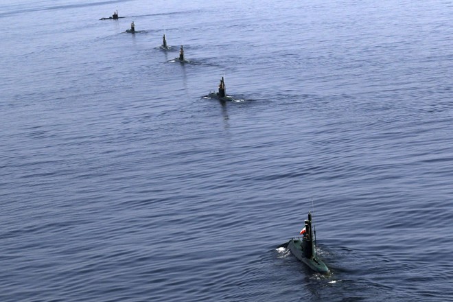 Submarinos iranianos participam de exercício perto do Estreito de Ormuz nesta terça-feira (3) | Ebrahim Norouzi/Reuters