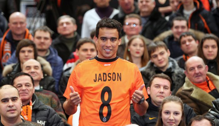 Na despedida do Shakhtar Donetsk, Jadson foi homenageado pela torcida e diretoria | AFP