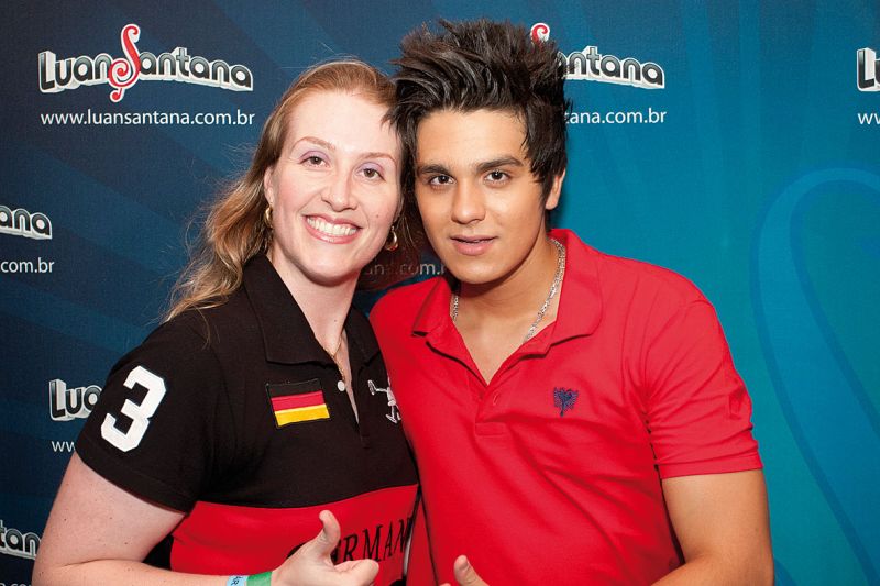 A supervisora de marketing da Ford Center, Gilsilene Vicilli, não perdeu tempo e foi tietar o cantor Luan Santana, nos bastidores do show que aconteceu dia 13, no Café Curaçao, em Guaratuba | Gustavo Garret