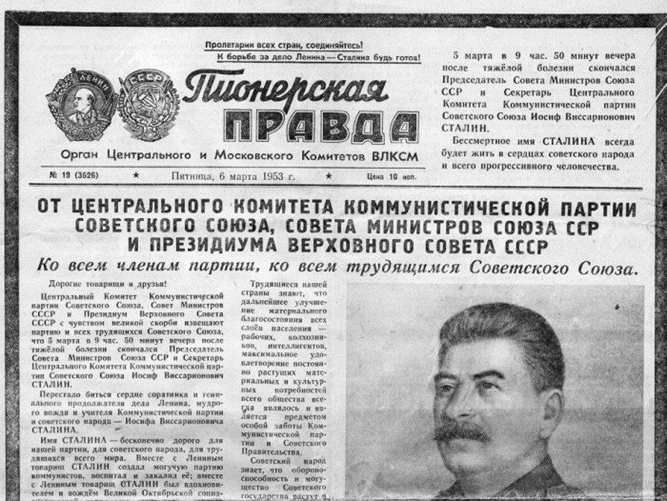 Jornal Pravda, o órgão oficial do governo soviético durante o comunismo |