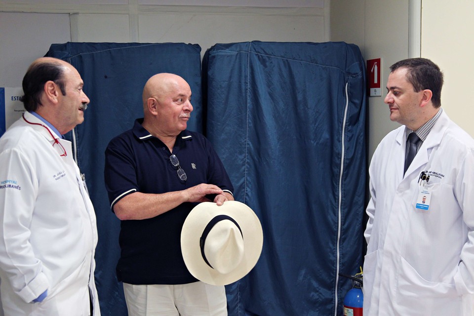 Lula conversa com médicos após primeira sessão de radioterapia | AFP